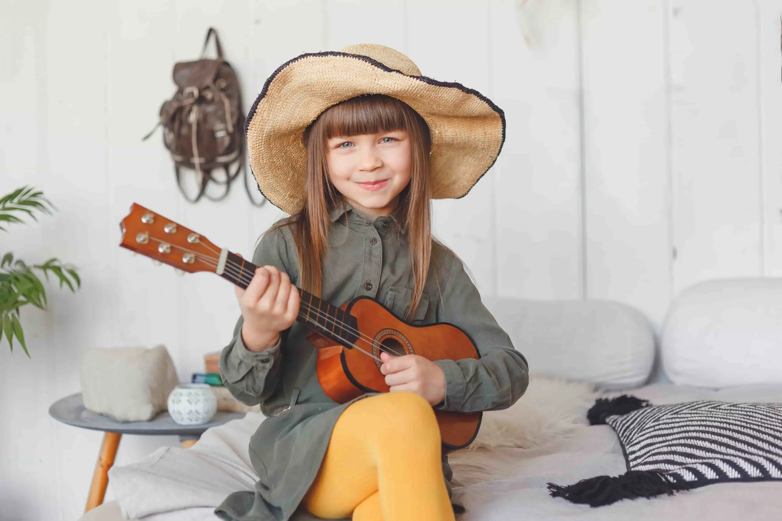 Ukulelén játszó kislány